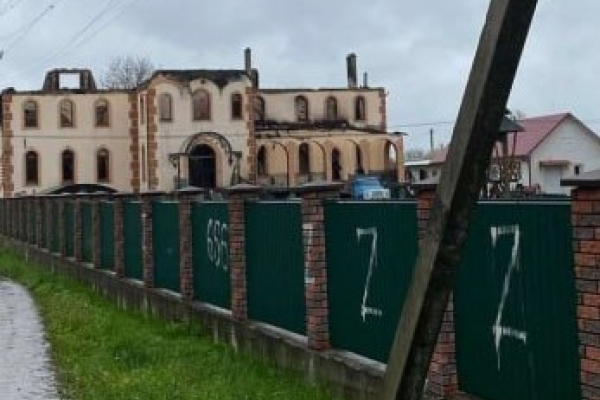 На паркані церкви, яка нещодавно горіла на Буковині, з'явились рашистські символи (ФОТО)