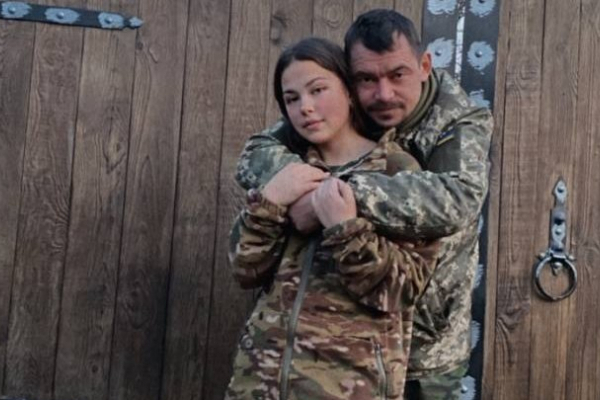 П'ятнадцятирічна донька загиблого снайпера з Буковини передала війську три автівки і продовжує волонтерити в пам'ять про батька (ФОТО, ВІДЕО)