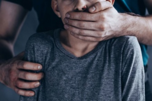 На Буковині чоловік зґвалтував неповнолітнього хлопчика
