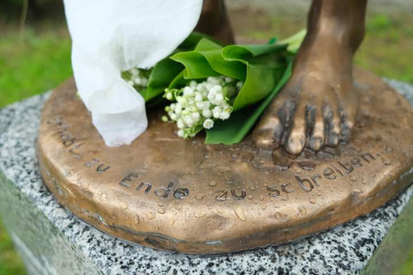 У Чернівцях відкрили пам'ятник закатованій у концтаборі поетесі