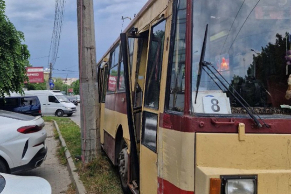 ДТП у Чернівцях: водій легковика протаранив тролейбус і втік з місця аварії