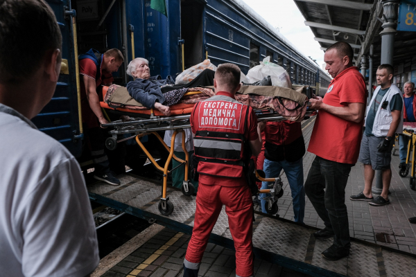 З гарячих точок Сходу до Буковини прибув евакуаційний потяг (ФОТО)