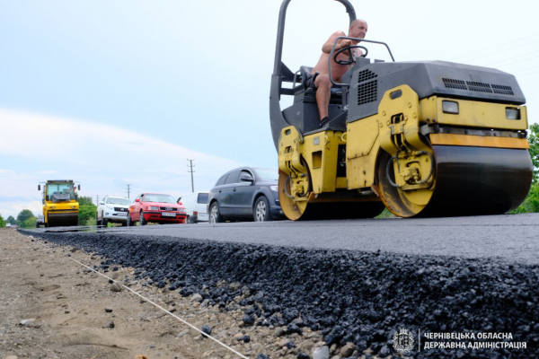 Дороги у Чернівецькій області ремонтують без зупинки транспортного потоку (ФОТО)