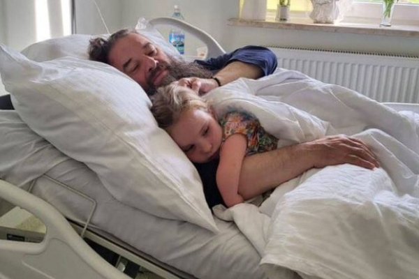 Намісник Банченського монастиря неочікувано потрапив до лікарні з інсультом та лежить з маленькою дівчинкою у ліжку
