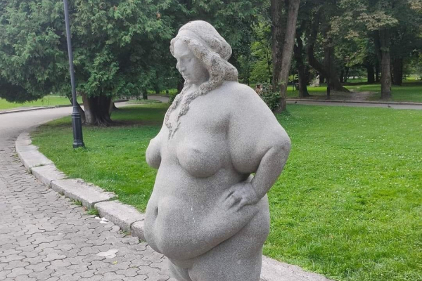 Лицемірний цирк навколо скульптури гладкої жінки у львівському парку