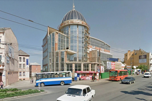 Багатостраждальна «Рязань»: роботи з реконструкції ТЦ у Чернівцях поновлять уже цього місяця