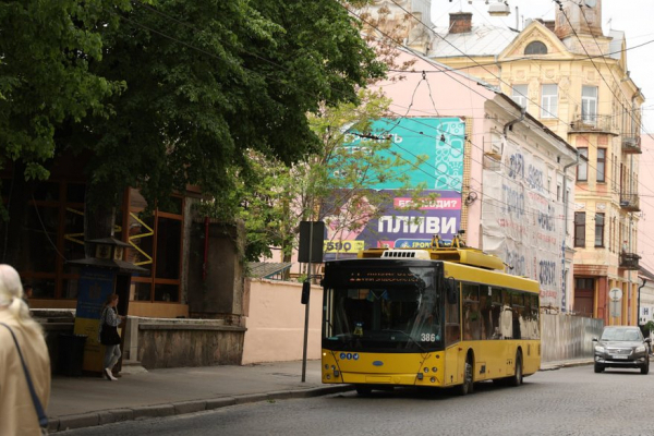Тролейбуси та маршрутки відновлюють своє курсування по вулиці Університетській, - ЧТУ