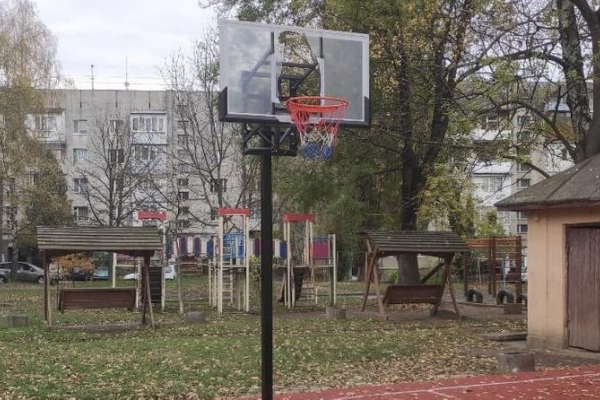 У Чернівцях пошкодили новий спортивний майданчик для гри у волейбол та баскетбол на вулиці Небесної сотні