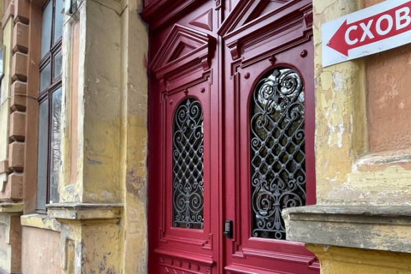 У Чернівцях встановили відреставровані сторічні двері