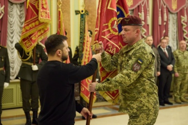 Президент вручив Бойовий прапор Чернівецькій бригаді десантників