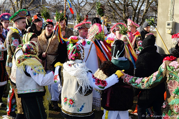 Добрі традиції: як у буковинському селі зберегли традиції маланкування (відео)