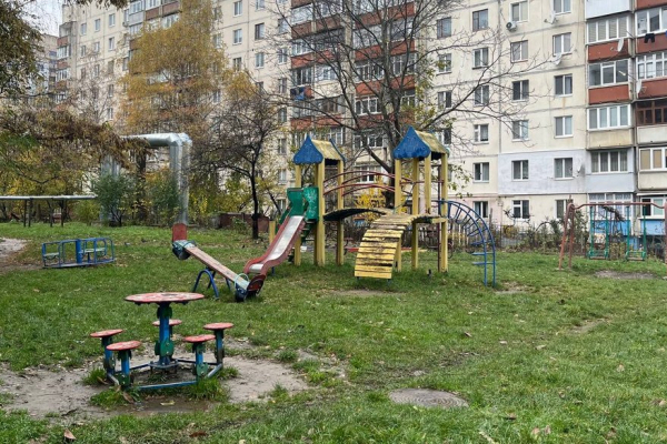 Стало відомо, чому демонтували дитячий майданчик на бульварі Героїв Крут у Чернівцях
