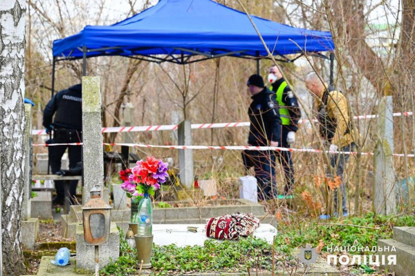 На Центральному кладовищі у Чернівцях виявили обгорілий труп