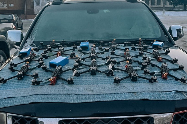 Волонтери з Буковини передали 20 FPV-дронів для трьох бригад та бійців з громади