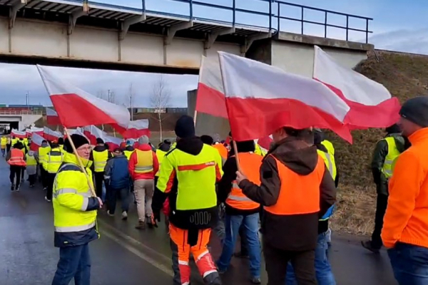 Польські фермери повністю заблокували рух вантажівок на ПП Шегині