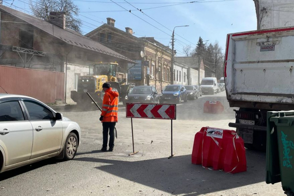 Через капітальний ремонт у Чернівцях обмежили проїзд на частині вулиці Руської