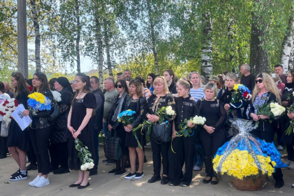 Перше спільне поховання військовослужбовців в Україні відбулося сьогодні у Чернівцях (ФОТО, ВІДЕО)