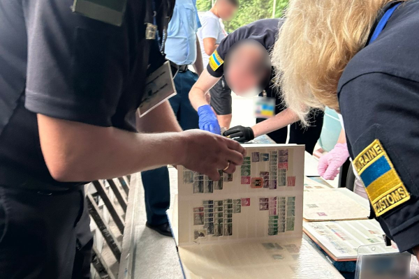 Громадянин Молдови намагався перевезти за кордон рідкісні поштові марки через пункт пропуску «Мамалига» 