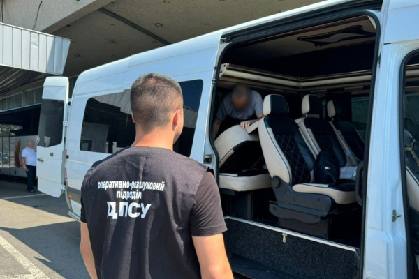 Прикордонники затримали чернівчанина, який ймовірно намагався незаконно провезти чоловіка в Румунію