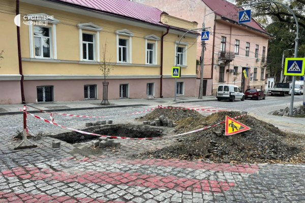 На щойно відремонтованій вулиці у Чернівцях провалилася бруківка