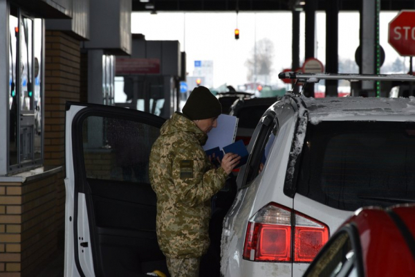 На Буковині семеро прикордонників за гроші допомагали незаконно перетнути кордон