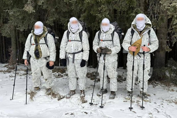 На Буковині затримали чоловіків, які в маскувальних костюмах рухалися до кордону з Румунією