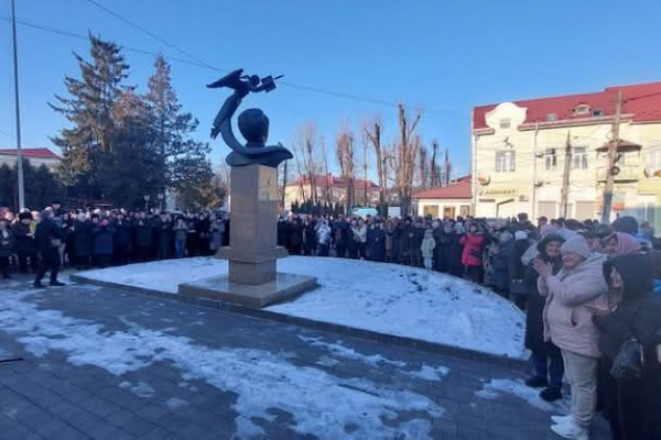 На Буковині понад 800 людей громади УПЦ московського патріархату проголосували за перехід храмів у Сторожинці до ПЦУ