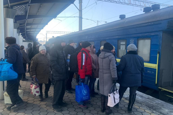 Черговий евакуаційний поїзд з жителями Донеччини відправився на Буковину (ФОТО)