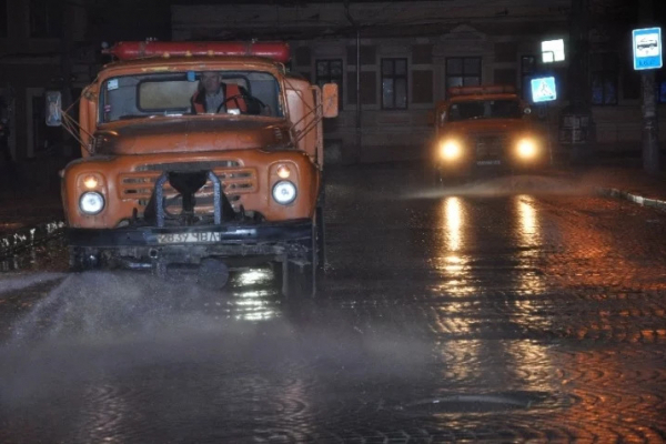 У Чернівцях будуть мити дороги та тротуари після зими