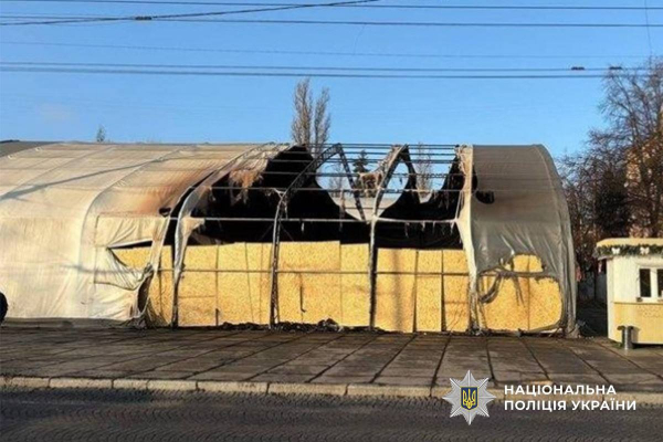 За підпал намету на Соборній у Чернівцях чоловіку загрожує 10 років ув’язнення