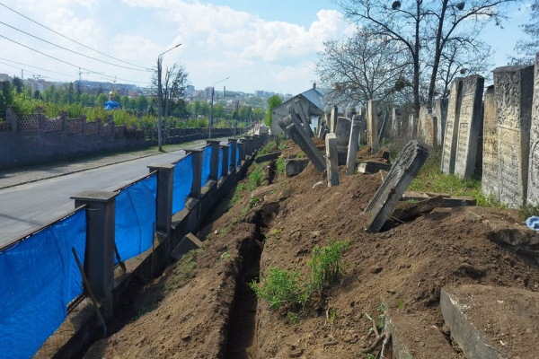 У Чернівцях почали укріплювати схил єврейського кладовища після зсуву