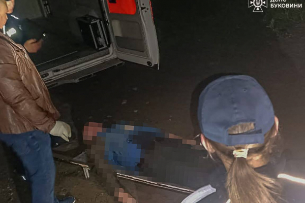 На Буковинінадзвичайники дістали тіло людини з річки Прут