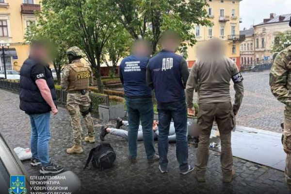 Буковинського правоохоронця затримали за спробу переправлення військовозобов’язаного та підкупу прикордонника