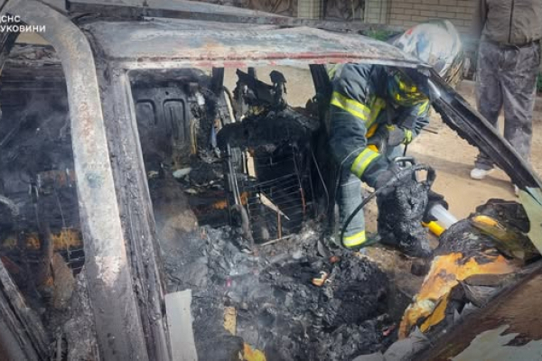 У Чернівцях через коротке замикання згоріло авто