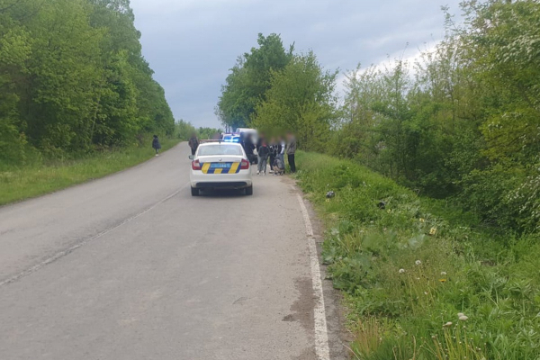 На Буковині мотоцикліст в'їхав у кювет, тікаючи від поліції
