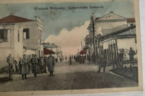 Буковинські прикордонники вилучили в українця колекцію історичних листівок і марок початку ХХ століття