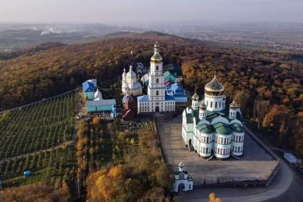 У поліції Буковини відкрили кримінальне провадження щодо ймовірної експлуатації дітей дитбудинку при Банченському монастирі