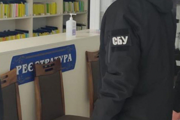 СБУ на Буковині викрила групу лікарів, які продавали ухилянтам фіктивні медичні висновки